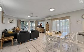 Villa Venezia Apt 3 - Spacious Hervey Bay Esplanade Apartment